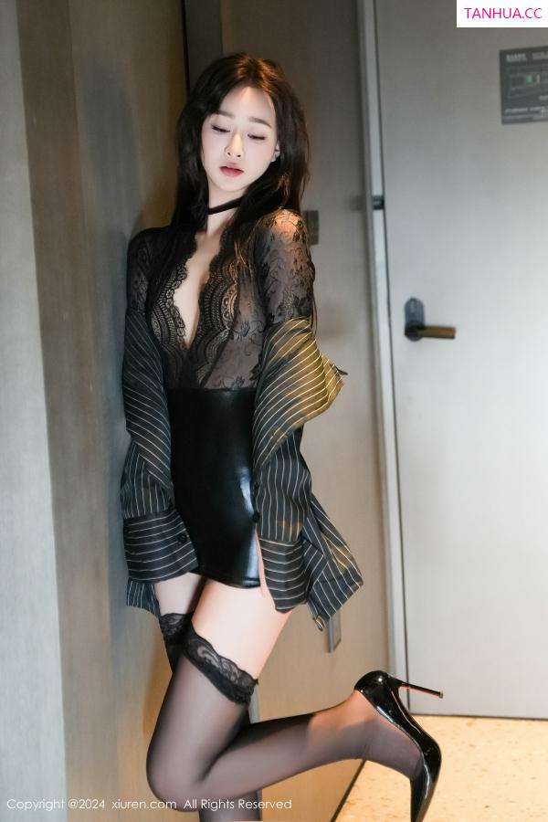   [XiuRen]高清写真图 2024.06.06 No.8660 软糖爱喝奶 黑丝美腿第17张图片